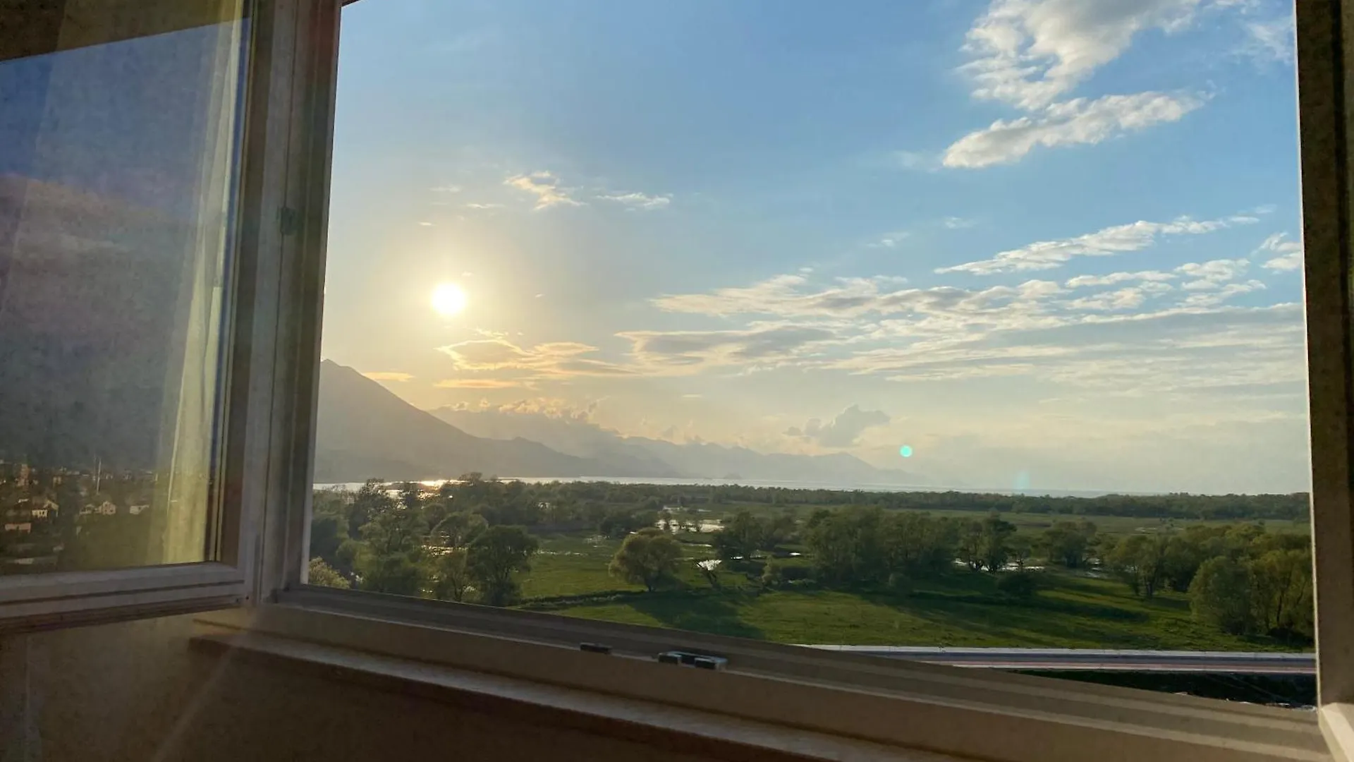 Luxury Apartment With A Wonderful Lake View contacts