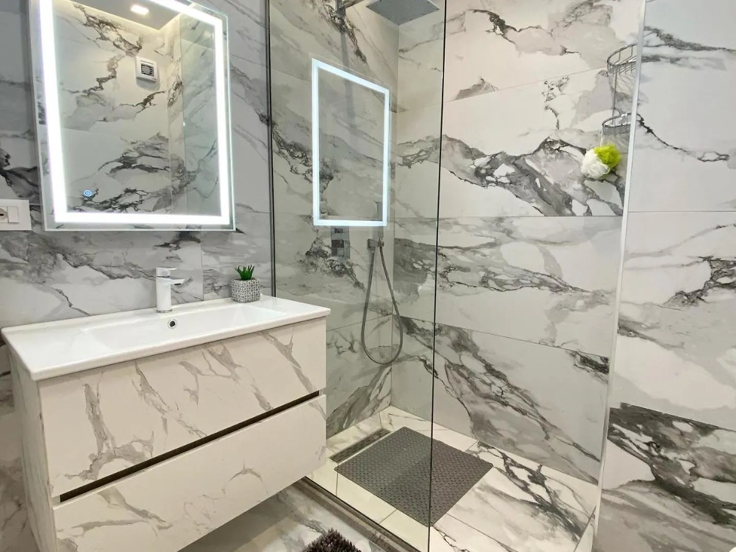 Luxury Apartment With A Wonderful Lake View Shkoder